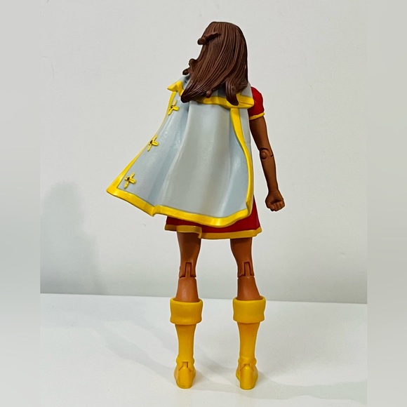 DC Universe Classic Mary Batson Action Figure, Highly Articulated - Picture 3 of 5